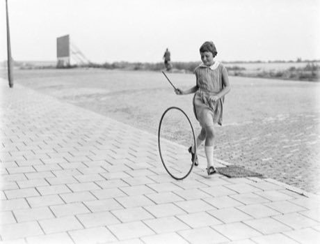 Hoop Rolling Trundle: photograph by Nationaal Archief