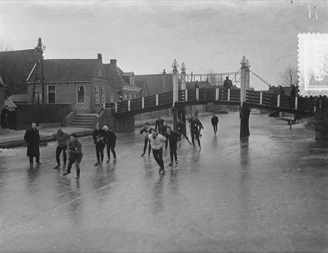 Canal ice-skating marathon: photograph by Joop van Bilsen / Anefo