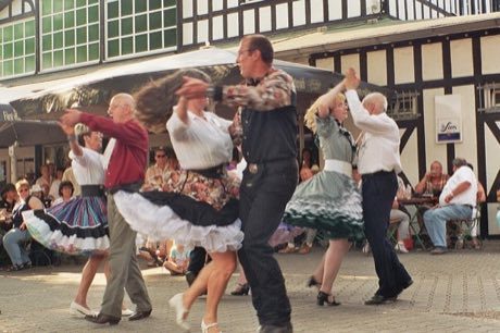 Square dance caller: photograph by Deirdre 13:59, 24 January 2007 (UTC)