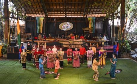 Angklung bamboo chime ensemble: photograph by Irhanz