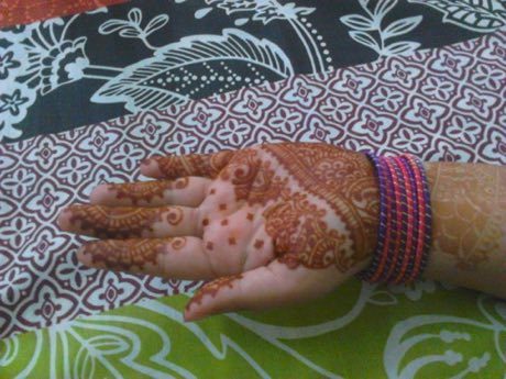 Mehndi henna pattern drawing: photograph by Rangbaz