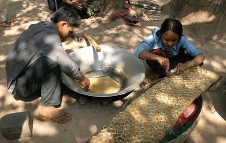 Palm sugar boiling and mould-filling: photograph by Gerd Eichmann