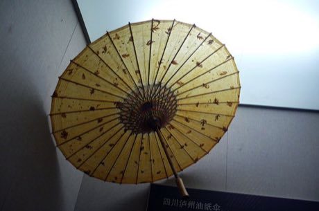 Oil-paper umbrella making: photograph by 三猎