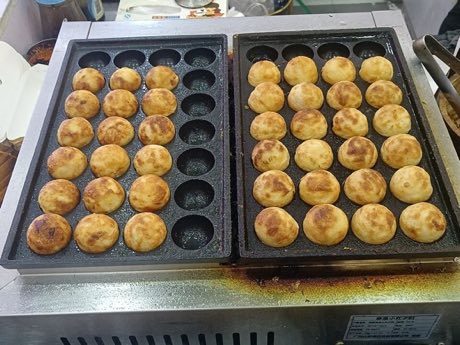 Takoyaki-style ball flipping: photograph by Fumikas Sagisavas