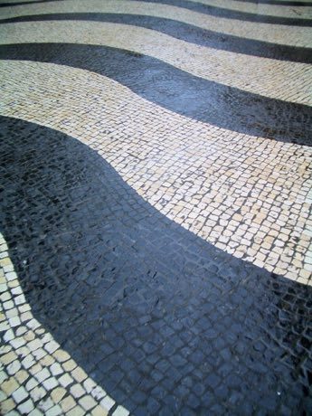 Macau wave pavement: photograph by Pat Ferrick (English Wikipedia)