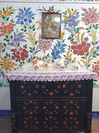 Kalocsa floral painting: photograph by Bybbisch94, Christian Gebhardt