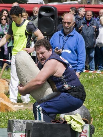 Basque stone lifting: photograph by Alberto Cabello from Vitoria Gasteiz