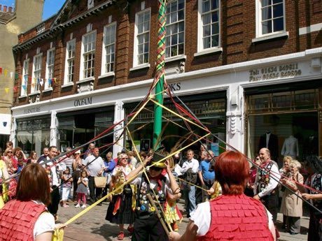 Ribbon-Pole Plaiting Dance: photograph by JuliaC2006