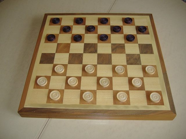 Italian draughts: photograph by No machine-readable author provided. Jatroce~commonswiki assumed (based on copyright claims).