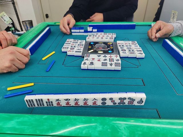 Riichi mahjong: photograph by Tairagi Makoto