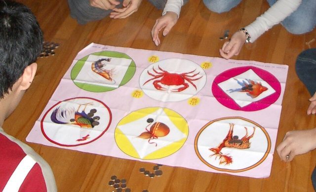 Gourd-crab dice: photograph by Krestavilis ( talk ) ( Uploads )