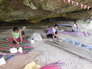 Banig mat weaving: photograph by Lawrence Ruiz