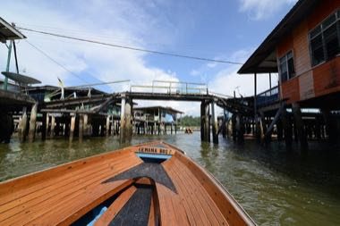 Kampong Ayer water-taxi dash: photograph by Jorge Láscar from Melbourne, Australia