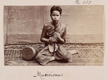 Khloy bamboo duct flute: photograph by Emile Gsell