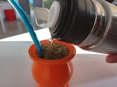 Mate Pouring: photograph by Prácticas Intraescolares