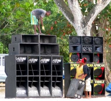 Jamaican Sound System Selector: photograph by Dubdem e FabDub