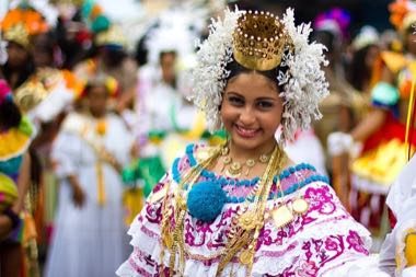 Pollera and Tembleques: photograph by Ayaita