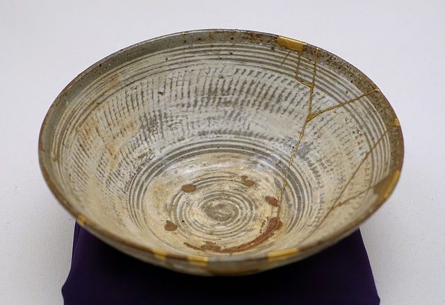 Kintsugi: photograph by Daderot